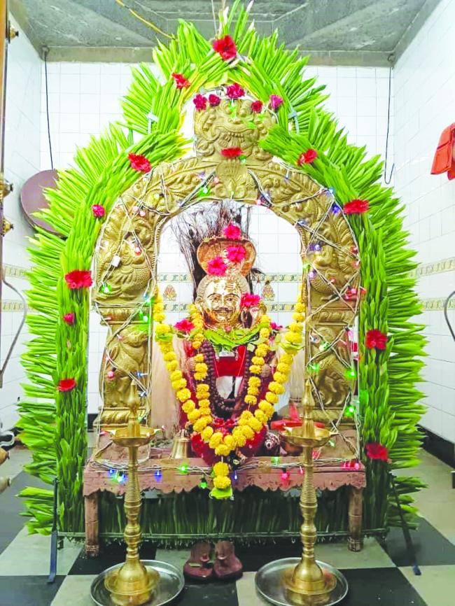 ಪಾದಗಟ್ಟಿ ಪೂಜೆ ನೆರವೇರಿಸಿದ ತಡವಲಗಾ ಶ್ರೀಗಳು 