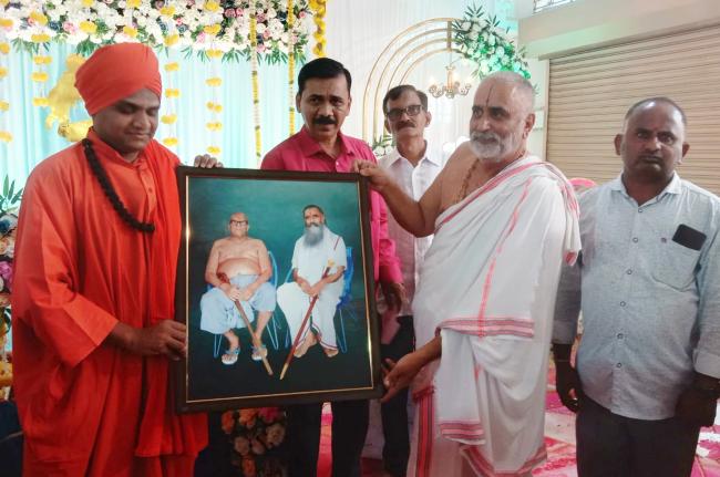 ಮಹಾತ್ಮರ ಭಾವಚಿತ್ರ ಶ್ರೀ ಸಿದ್ದ ಬಸವ ದೇವರಿಗೆ ಕಾಣಿಕೆ  