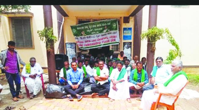 ಕಳಪೆ ಬೀಜ ವಿತರಣೆ 5ನೇ ದಿನಕ್ಕೆ ಕಾಲಿಟ್ಟ ಅನ್ನದಾತನ ಧರಣಿ  