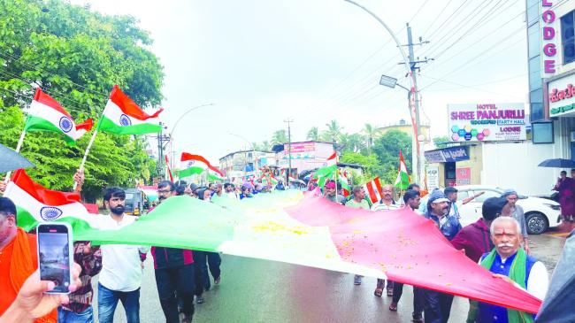 ಸೈನಿಕರ ಸ್ಟೈರ್ಯ ಹೆಚ್ಚಿಸಲು ಮುಂಡಗೋಡದಲ್ಲಿ ತಿರಂಗಯಾತ್ರೆ  