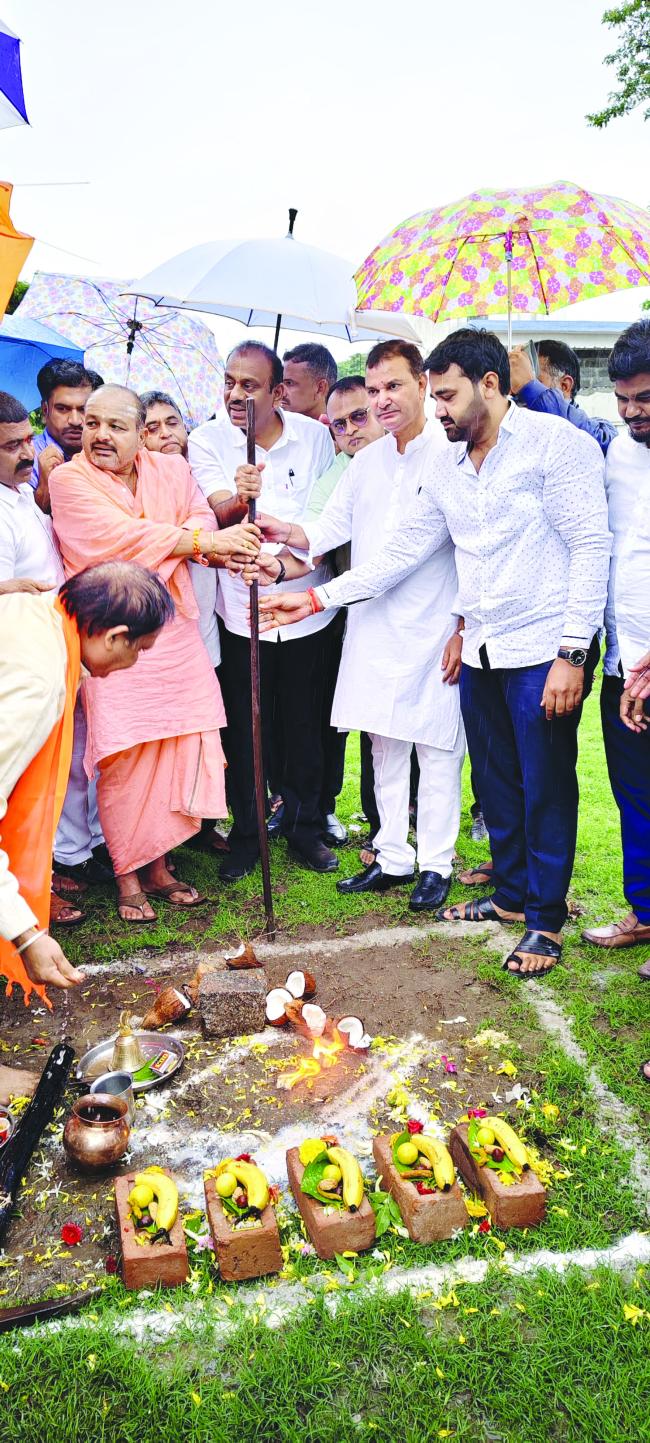 ವಿದ್ಯಾ ವರ್ಧಕ ಸಂಘ ಸಂಸ್ಥೆಯಲ್ಲಿ ( ಕಲ್ಮಠ ) ಆವರಣದಲ್ಲಿ ಹೈ ಮಾಕ್ಸ್‌ ಕಾಮಗಾರಿಗಳ ಭೂಮಿ ಪೂಜೆ