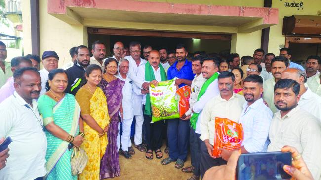 ಮುಂಗಾರು ಬಿತ್ತನೆ ಬೀಜಗಳ ವಿತರಣೆ 