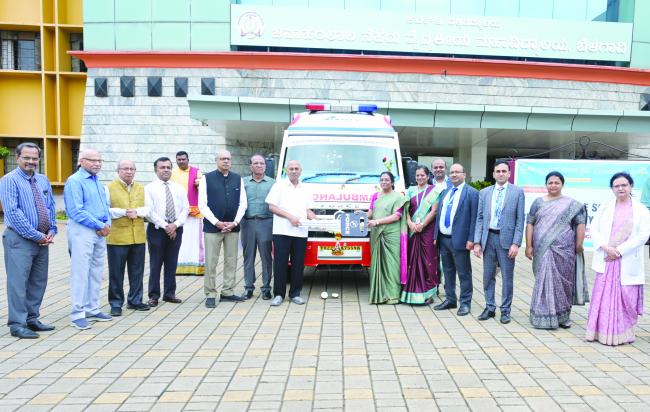 ಕೆನರಾ ಬ್ಯಾಂಕನಿಂದ ಕೆಎಲ್‌ಇ ವೈದ್ಯಕೀಯ ಸಂಶೋಧನಾ ಕೇಂದ್ರಕ್ಕೆ  ನೂತನ ಆ್ಯಂಬುಲೆನ್ಸ್‌ ಕೊಡುಗೆ 