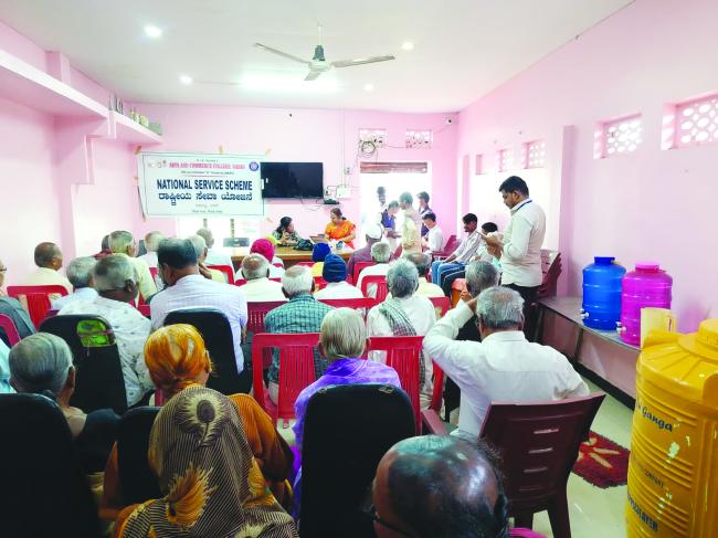 ಉಚಿತ ಆರೋಗ್ಯ ತಪಾಸಣೆ, ಆಹಾರ ಮತ್ತು ಹಣ್ಣುಗಳ ವಿತರಣೆ   