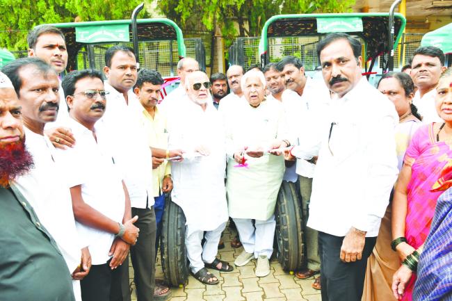 ತ್ಯಾಜ್ಯ ಸಾಗಾಟದ ಟ್ತ್ಯಕ್ಟರ್, ಮಿನಿ ಟಿಪ್ಪರ್ ಲೋಕಾರ್ಪಣೆ ಮಾಡಿದ: ಸಚಿವ ಎಚ್ ಕೆ ಪಾಟೀಲ 