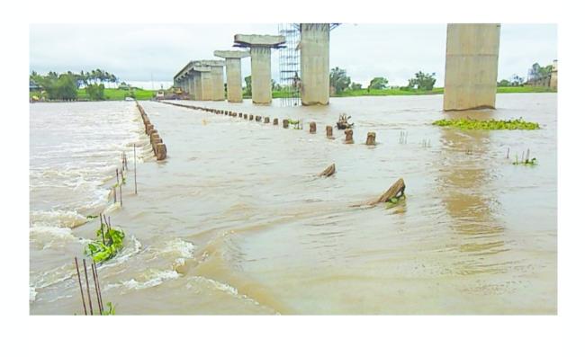 ಕೃಷ್ಣಾ ಹಾಗೂ ಉಪನದಿಗಳಿಗೆ ನೀರಿನ ಮಟ್ಟ ಏರಿಕೆ: ಮಲಿಕವಾಡ  ದತ್ತವಾಡ ಬ್ರಿಜ್ ಮುಳುಗಡೆ