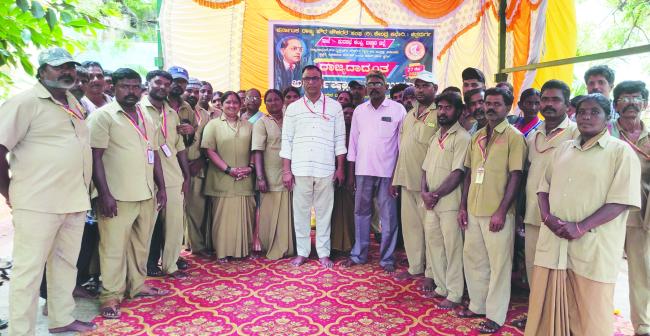 ಪೌರ ಕಾರ್ಮಿಕರನ್ನು ರಾಜ್ಯ ಸರ್ಕಾರಿ ನೌಕರೆರೆಂದು ಪರಿಗಣಿಸಲು: 2ನೇ ದಿನ ಮುಷ್ಕರ   