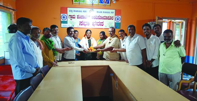 ಅಡವಿಸೋಮಾರ ಗ್ರಾಪಂ ನೂತನ ಅಧ್ಯಕ್ಷೆ ಪವಿತ್ರಾ ಹೊಸಳ್ಳಿ ಅವರಿಗೆ ಸನ್ಮಾನ  