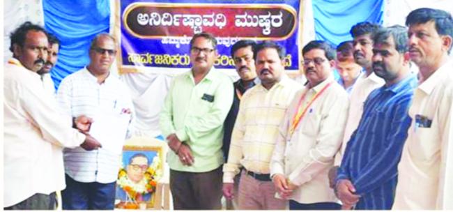 ಪುರಸಭೆ ಹೊರಗುತ್ತಿಗೆ ಸಿಬ್ಬಂದಿಗಳು ಸರಕಾರಿ ನೌಕರರೆಂದು ಪರಿಗಣಿಸಬೇಕೆಂದು ಒತ್ತಾಯ  