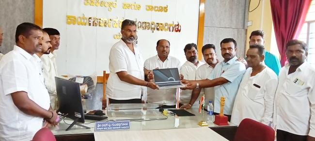 ಗ್ರಾಮ ಆಡಳಿತ ಅಧಿಕಾರಿಗಳಿಗೆ ಲ್ಯಾಪ್‌ಟಾಪ್ ವಿತರಣೆ 