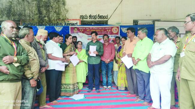 ಪುರಸಭೆ ನೌಕರರ ಅನಿರ್ದಿಷ್ಟಾವಧಿ ಕಾಲ ಮುಷ್ಕರ ತಹಶೀಲ್ದಾರಗೆ ಮನವಿ 