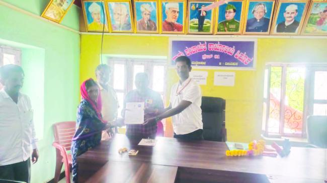 ಗ್ರಾಪಂ ಸದಸ್ಯೆ ಸುವರ್ಣಾ ಬಿರಾದಾರಗೆ ಪ್ರಮಾಣ ಪತ್ರ ವಿತರಣೆ  