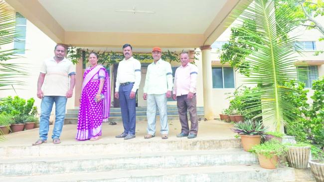 ಕೈಗೆ ಕಪ್ಪು ಪಟ್ಟಿ ಧರಿಸಿಕೊಂಡು ಕರ್ತವ್ಯಕ್ಕೆ ಹಾಜರಾದ ವಸತಿ ಶಿಕ್ಷಕರು 