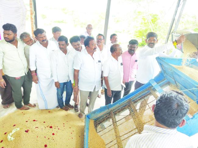 ಜೋಳ ಖರೀದಿ ಕೇಂದ್ರಕ್ಕೆ ಚಾಲನೆ ನೀಡಿದ ಶಾಸಕ.ಜೆಎನ್‌.ಗಣೇಶ