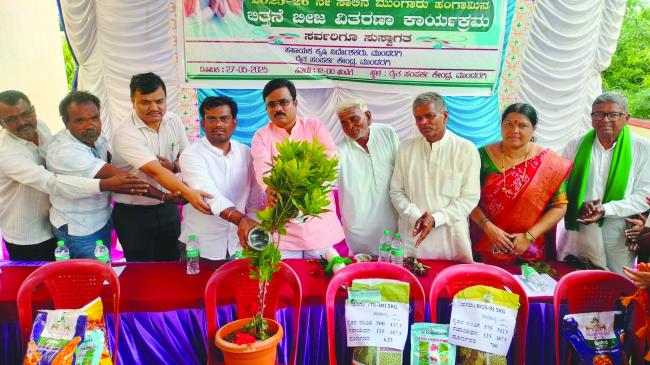 ಶಾಸಕ ಡಾ.ಚಂದ್ರು ಲಮಾಣಿರಿಂದ  ರೈತರಿಗೆ ಬಿತ್ತನೆ ಬೀಜ ವಿತರಣೆ  