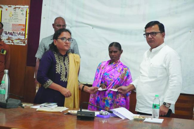 ಮಣ್ಣಿನಡಿ ಸಿಲುಕಿ ಮೃತ: ಶಾಸಕರಿಂದ 2ಲಕ್ಷ ಪರಿಹಾರ   