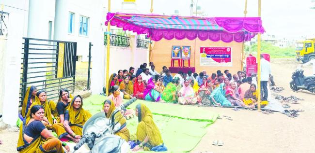 ಎರಡನೇ ದಿನಕ್ಕೆ ಕಾಲಿಟ್ಟ ಪೌರಕಾರ್ಮಿಕರ ಮುಷ್ಕರ  