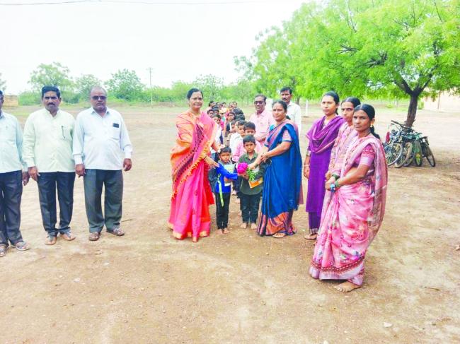 ಶಾಲೆ ಪುನರಾರಂಭ  ವಿದ್ಯಾರ್ಥಿಗಳಿಗೆ ಪುಷ್ಪ ನೀಡಿ ಸ್ವಾಗತಿದ : ಗ್ರಾ ಪಂ ಅಧ್ಯಕ್ಷರು  