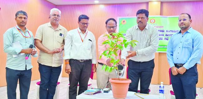 ರೈತರಿಗೆ ಗುಣಮಟ್ಟದ ಬೀಜ ಮತ್ತು ಗೊಬ್ಬರವನ್ನು ಸರಬರಾಜು ಮಾಡಬೇಕು: ಸುರೇಶ ಮುಂಜೆ 