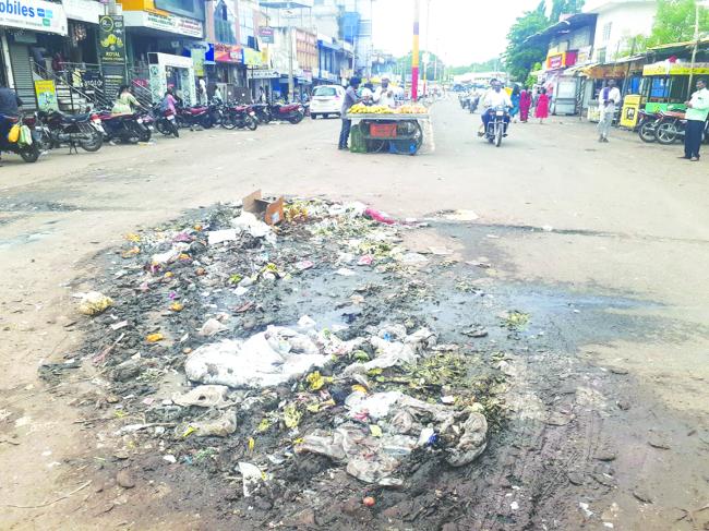 ಪೌರ ನೌಕರರ  ಅನಿರ್ದಿಷ್ಟ ಮುಷ್ಕರ: ಚೆಲ್ಲಾಪಿಲ್ಲಿಯಾಗಿ ಬಿದ್ದ  ತ್ಯಾಜ್ಯ