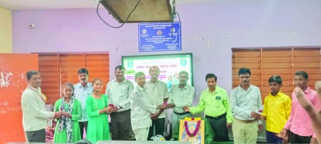 ವಿದ್ಯಾರ್ಥಿಗಳಿಗೆ ಹೂ ನೀಡಿ ಶಾಲೆಗೆ ಬರ ಮಾಡಿಕೊಂಡ ಶಿಕ್ಷಕರು 