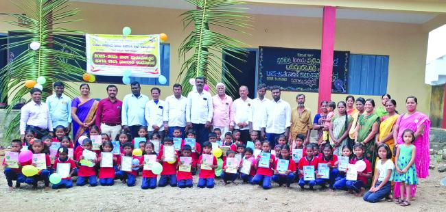 ಶಾಲಾ ಪ್ರಾರಂಭೋತ್ಸವದ ಅಂಗವಾಗಿ ಮಕ್ಕಳಿಗೆ ಉಚಿತ ಪಠ್ಯಪುಸ್ತಕ ವಿತರಣೆ
