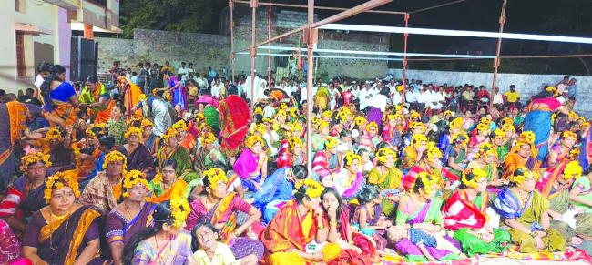 ಜಡಿಮಠದಲ್ಲಿ ಮಹಿಳಾ ಗೋಷ್ಠಿ ಹಾಗೂ ಮಹಿಳೆಯರಿಗೆ ಉಡಿ ತುಂಬುವ ಕಾರ್ಯಕ್ರಮ.