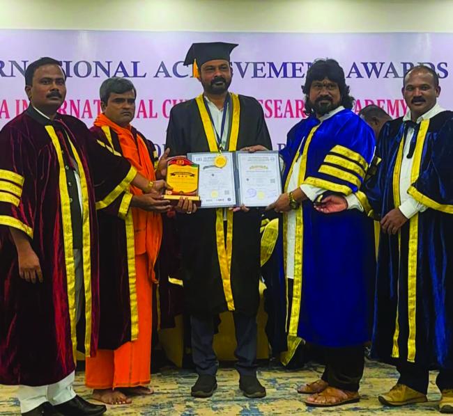 ಕಾಂಗ್ರೆಸ್ ಪಕ್ಷದ ಮುಖಂಡ, ಉದ್ಯಮಿ ಕೆ.ಎಂ.ಸೈಯದ್ ಗೆ ಡಾಕ್ಟರೇಟ್ ಪದವಿ ಪ್ರಧಾನ