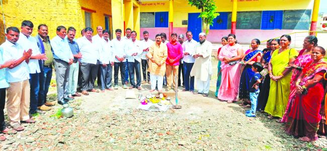 ಬಯಲುರಂಗ ಮಂದಿರ ನಿರ್ಮಾಣಕಾಮಗಾರಿಗೆ ಚಾಲನೆ: ಶಾಸಕ ಡಿ.ಎಮ್‌.ಐಹೊಳೆ 