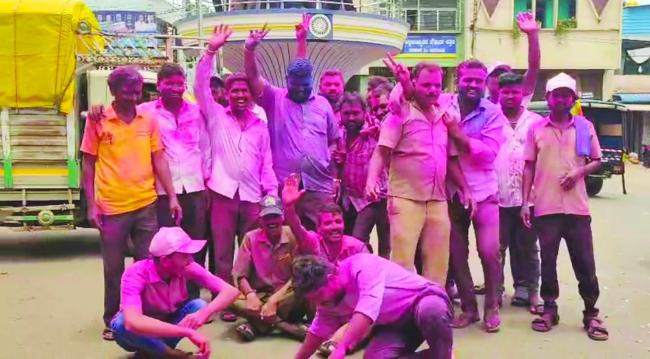 ಪೌರಕಾರ್ಮಿಕರ ವಿವಿಧ ಬೇಡಿಕೆಯನ್ನು ಈಡೇರಿಸುವ ಭರವಸೆ: ಪಟ್ಟಾಕಿ ಸಿಡಿಸಿ ಸಂಭ್ರಮಾಚರಣೆ 