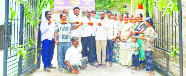 ಶಾಲಾ ಪ್ರಾರಂಭೋತ್ಸವ: ವಿದ್ಯಾರ್ಥಿಗಳಿಗೆ ಸಿಹಿ ನೀಡಿ ಸಿದ್ಧು ಮಾಳಿ ಸ್ವಾಗತ 