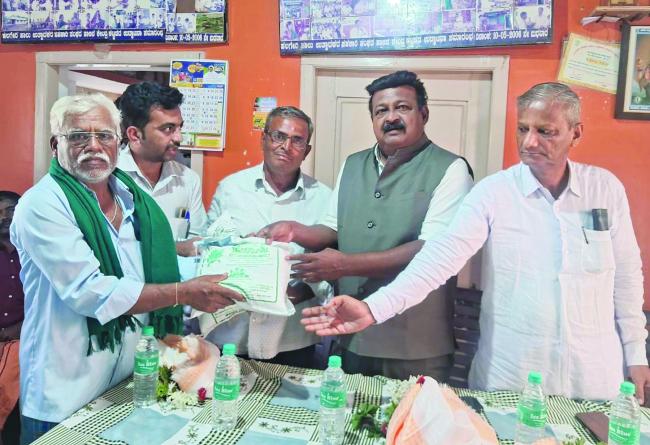 ರೈತರಿಗೆ ಉಚಿತವಾಗಿ ಮೇವಿನ ಬೀಜ ವಿತರಣೆ 