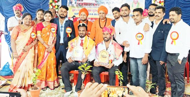 ಹಳೆಯ ವಿದ್ಯಾರ್ಥಿಗಳಿಂದ ಗುರುವಂದನೆ ಕಾರ್ಯಕ್ರಮ 