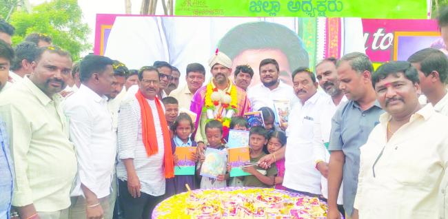 ಮಕ್ಕಳಿಗೆ ಉಚಿತ ಶಾಲಾ ಸಾಮಾಗ್ರಿ ವಿತರಣೆ 