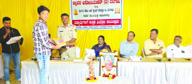 ಮಕ್ಕಳು ಪುಸ್ತಕ ಓದುವ ಹವ್ಯಾಸ ಬೆಳೆಸಿಕೊಳ್ಳಿ: ಡಾ. ರಮೇಶ್ ದೊಡ್ಡಣ್ಣವರ  