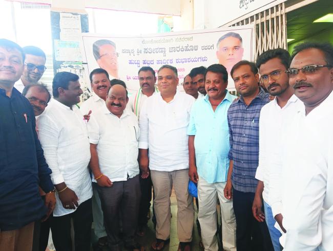 ಸಚಿವ ಸತೀಶ ಜಾರಕಿಹೊಳಿ ಹುಟ್ಟು ಹಬ್ಬ: ಹಾಲು, ಹಣ್ಣು, ಹಂಪಲು ವಿತರಣೆ 