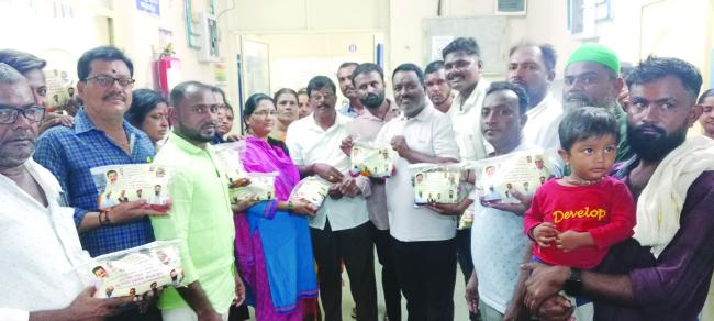 ಮಾಜಿ ಶಾಸಕ ಸೈಯದ್ ಅಜ್ಜಂಪಿರ್ ಖಾದ್ರಿ ಹುಟ್ಟು ಹಬ್ಬ: ರೋಗಿಗಳಿಗೆ ಹಣ್ಣು ಹಂಪಲು ವಿತರಣೆ 