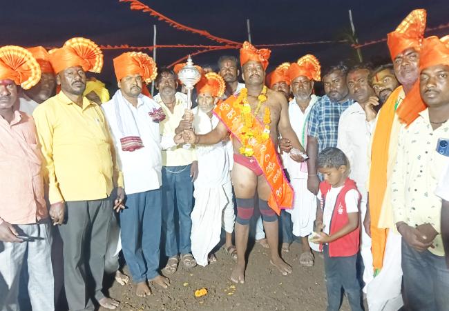 ಕುಸ್ತಿ ಪಂದ್ಯಾಟದಲ್ಲಿ ಪೈಲ್ವಾನ ಶಂಕರ ಮಾಯನಟಿಗೆ ಗೆಲವು 