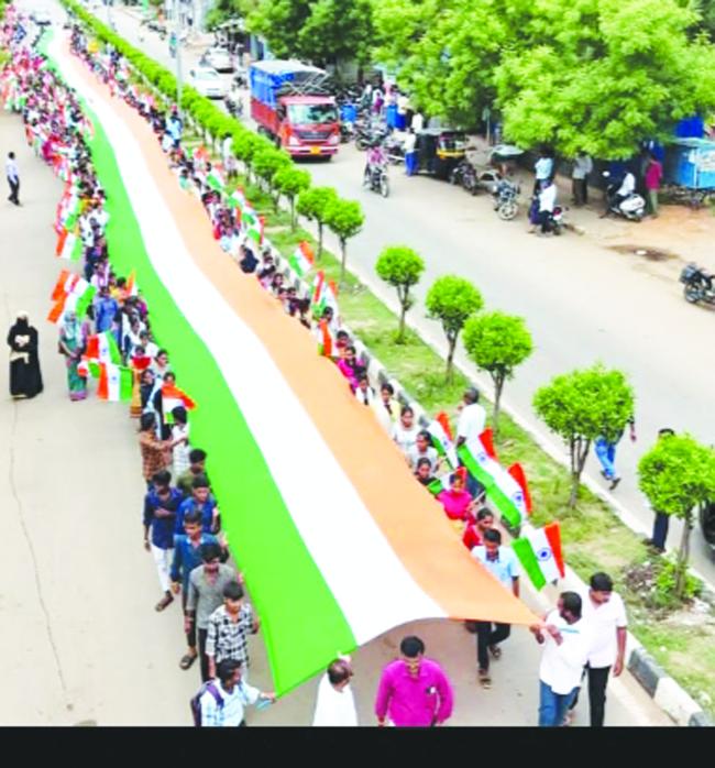 ಹೂವಿನಹಡಗಲಿಯಲ್ಲಿ ತಿರಂಗಯಾತ್ರೆ