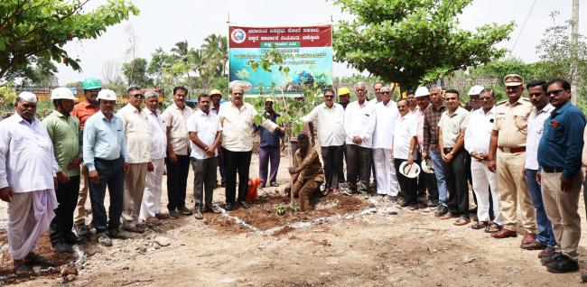 ಕಾರ್ಖಾನೆಯ ಆವರಣದಲ್ಲಿ ವಿಶ್ವ ಪರಿಸರ ದಿನಾಚರಣೆ  