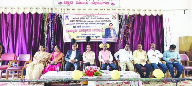 ಪ್ರೋ. ಬಿ ಕೆ ಮದವಾಲ ಅವರ  ಶಿಕ್ಷಣ ಸೇವೆ ಅಪಾರ: ಮಹಾಂತೇಶ ಕೌಜಲಗಿ  