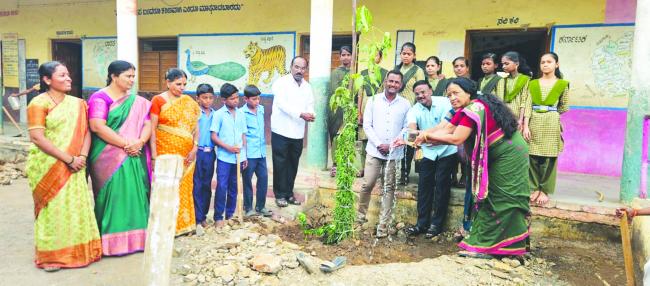 ಗಿಡ ನೆಟ್ಟು ಪರಿಸರ ಸಂರಕ್ಷಿಸೋಣ: ರಾಮಗೀರಮಠ  