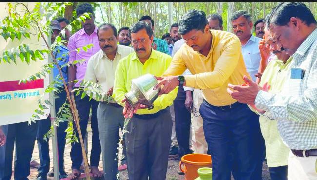ರಾಣಿ ಚನ್ನಮ್ಮ ವಿವಿಯಲ್ಲಿ ಪರಿಸರ ದಿನಾಚರಣೆ  
