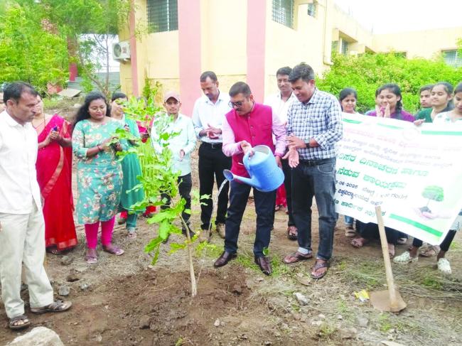ತಮ್ಮ ಹುಟ್ಟುಹಬ್ಬವನ್ನು ಸಸಿ ನೆಡುವ ಮೂಲಕ ಆಚರಿಸಬೇಕು: ಸೋಮನಾಳ 