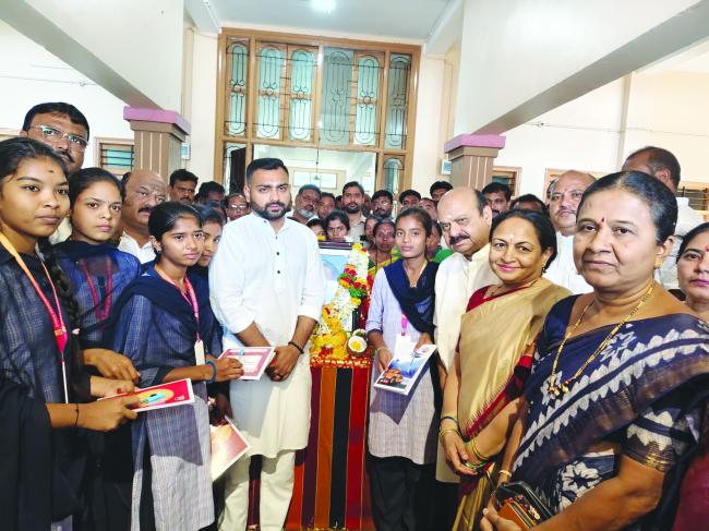 ಧಾರ್ಮಿಕ ಪೂಜೆ ಮತ್ತು ಶಾಲೆಯ ಮಕ್ಕಳಿಗೆ ಪುಸ್ತಕ ವಿತರಣೆ