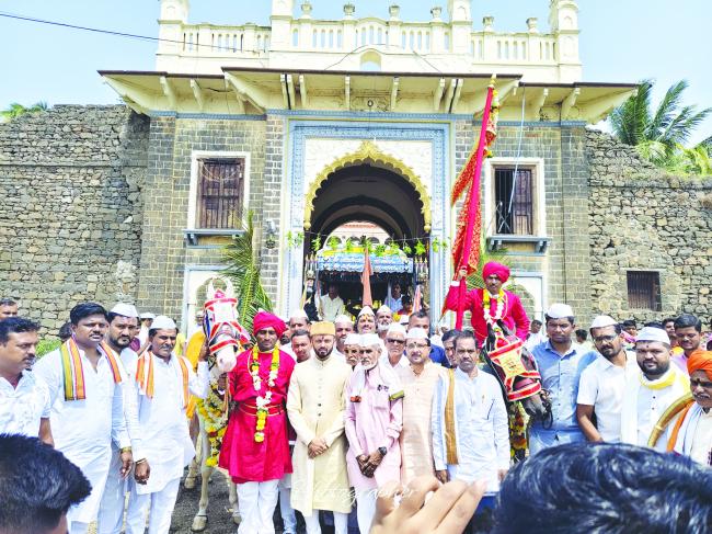 ಸುಕ್ಷೇತ್ರ ದೇವು ಅಳಂದಿಗೆ ರವಾನೆಯಾದ ಕಿತೋಳೆ ಕುಟುಂಬದವರ ಮಾನದ ಕುದುರೆ 