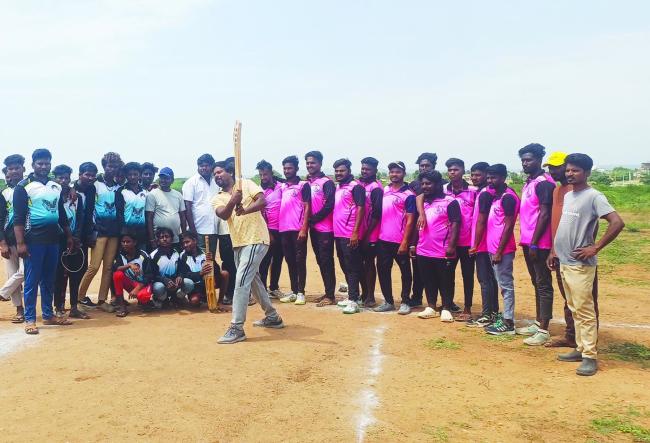 ಕ್ರಿಕೆಟ್ ಟೂರ್ನಿಗೆ ಆರ್‌.ಆಂಜನೇಯ ಚಾಲನೆ 