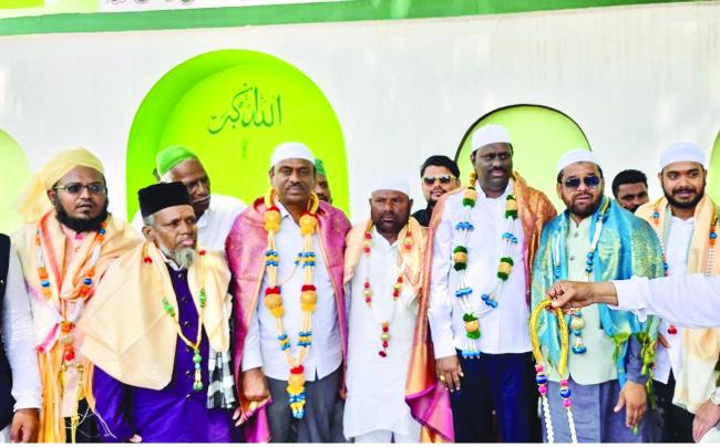 ಬಕ್ರೀದ್ ಹಬ್ಬದ ಪ್ರಯುಕ್ತ ಸಾಮೂಹಿಕ ಪ್ರಾರ್ಥನೆಯಲ್ಲಿ ಪಾಲ್ಗೊಂಡ ಗಣ್ಯರಿಗೆ ಸನ್ಮಾನ