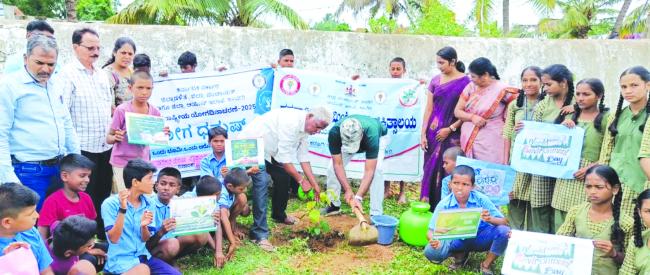 ಕೋಳೂರ ಶಾಲೆಯಲ್ಲಿ ಯೋಗ ದಿನಾಚರಣೆ 