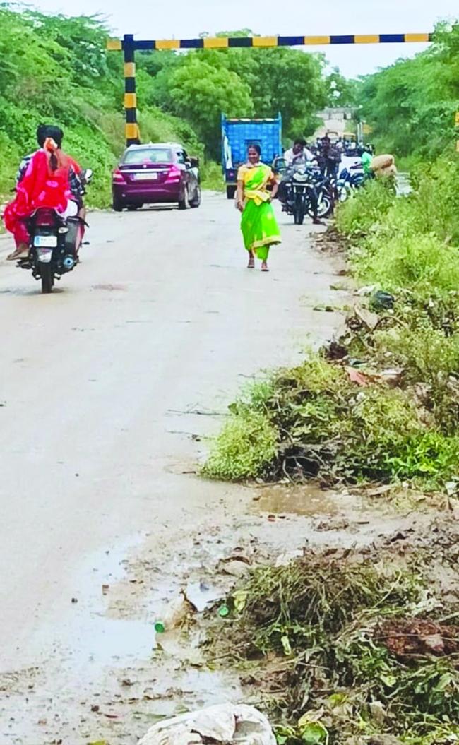 ವಾಹನ ಸಾವರರಿಗೆ ಕಂಟಕವಾಗಿರುವ ರೈಲ್ವೆ ಬಿಡ್ಜ್‌ ನ ಮೇಲ್ ಸೇತುವೆ ದುರಸ್ತಿ ಮಾಡಲು ಮನವಿ 